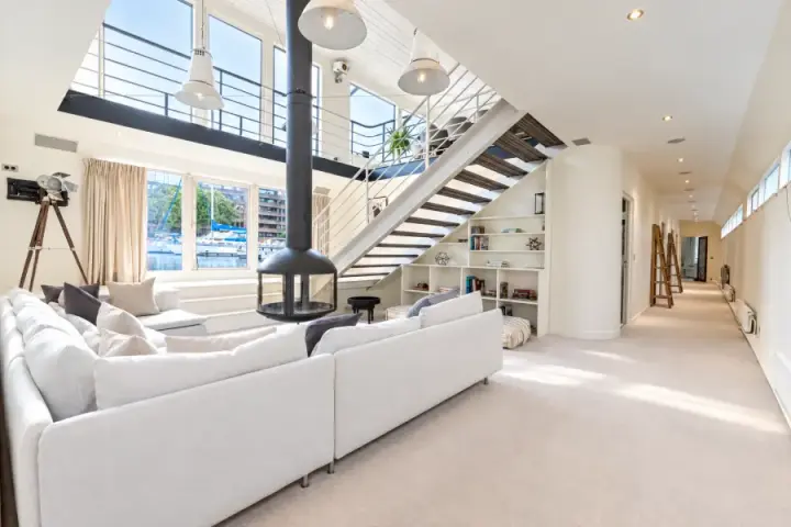 Britain's biggest houseboat in London Bridge – photo 18